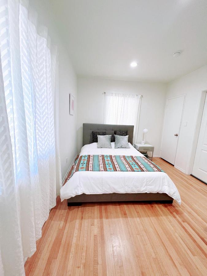 Private With En-suite Bathroom And Private Entrance In A House Los Angeles
