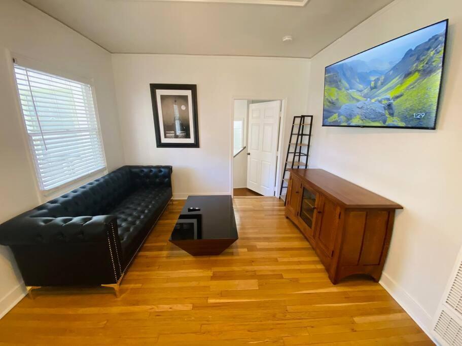 Cozy 1,400sq Ft 2br+2ba Weho Gated Chalet *