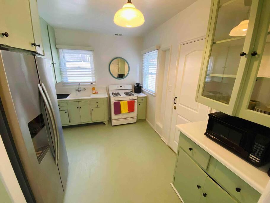 Cozy 1,400sq Ft 2br+2ba Weho Gated Chalet *