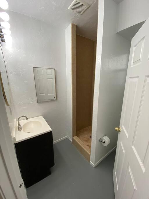 Cozy 1,400sq Ft 2br+2ba Weho Gated Chalet