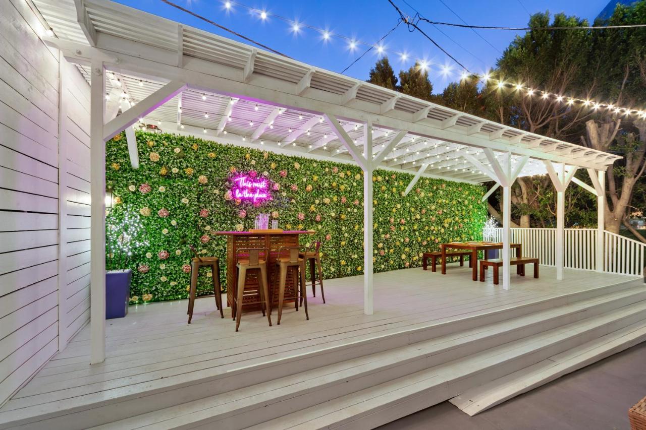Contemporary With Pool Sleeps 10 Los Angeles