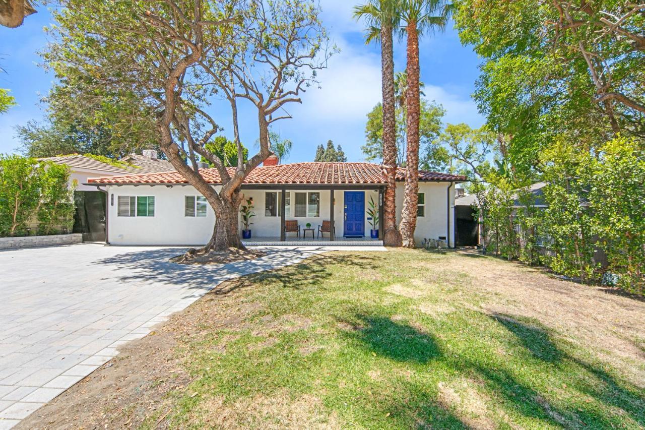Contemporary With Pool Sleeps 10 Bed & Breakfast