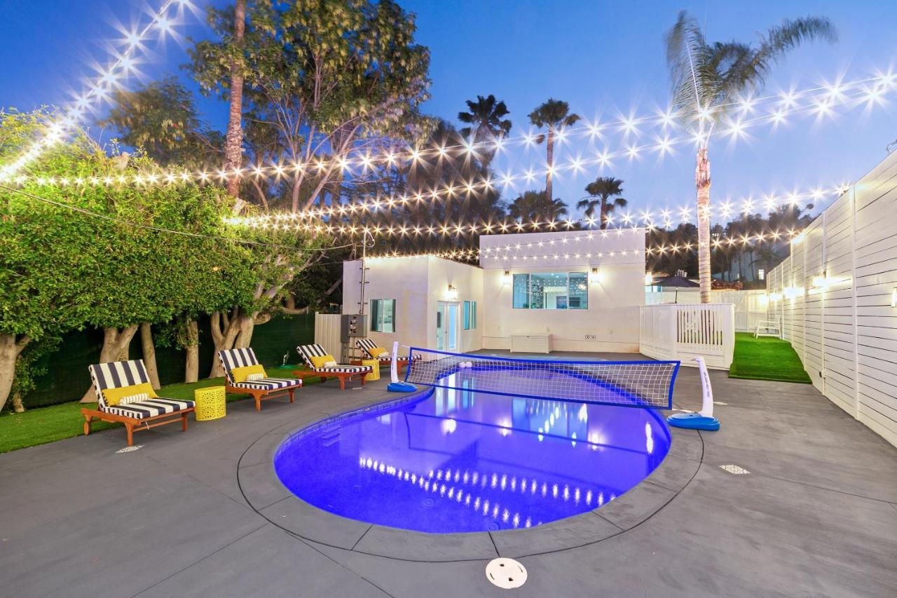 Contemporary With Pool Sleeps 10 Bed & Breakfast