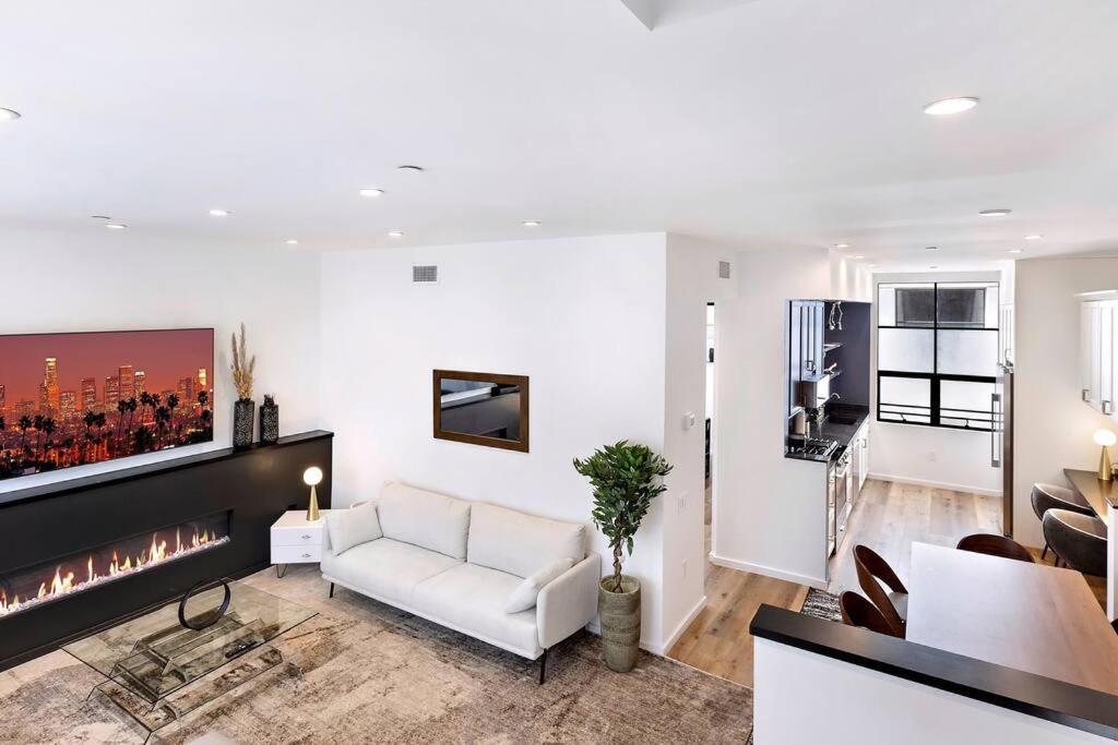 Apartment 4br Modern & Spacious Townhouse W/ Free Parking *