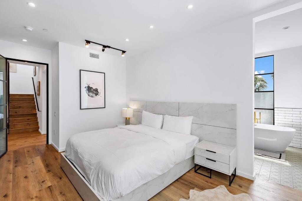 Apartment 4br Modern & Spacious Townhouse W/ Free Parking