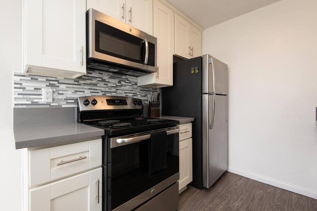 Prime Location 1-bedroom With Pool Apartment Los Angeles