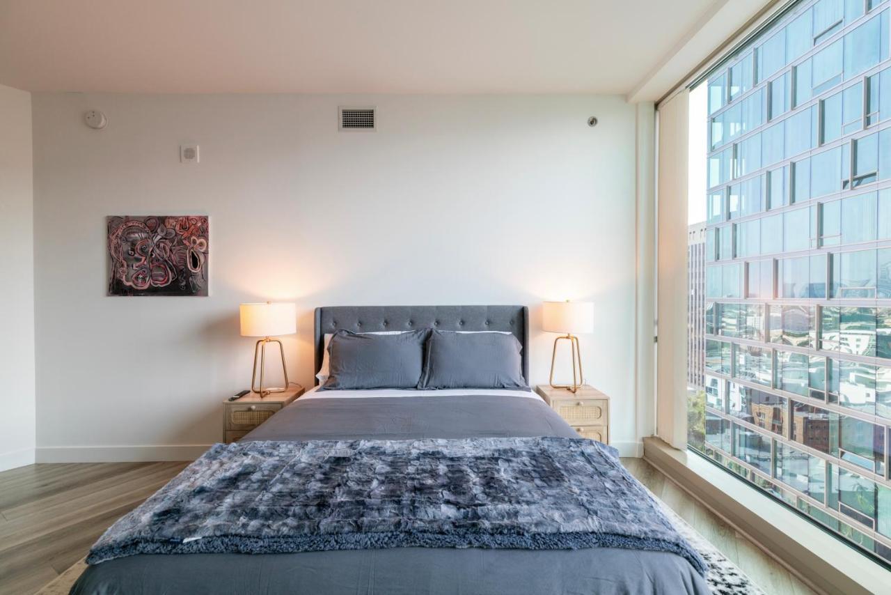 Apartment 2br Luxury Highrise Hollywood Los Angeles