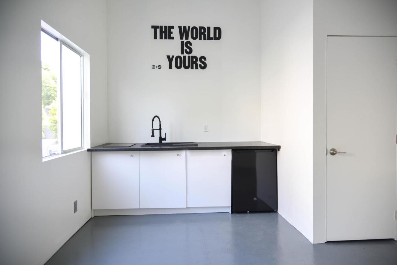 Hollywood Guest house *