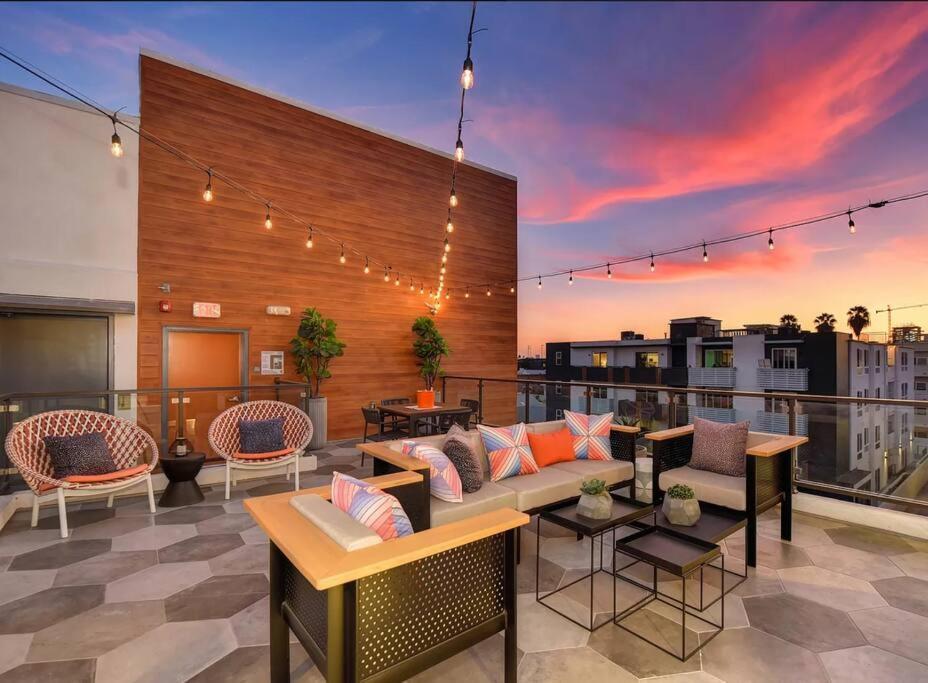 Apartment 2 Bdr W Balcony In Heart Of Hollywood *