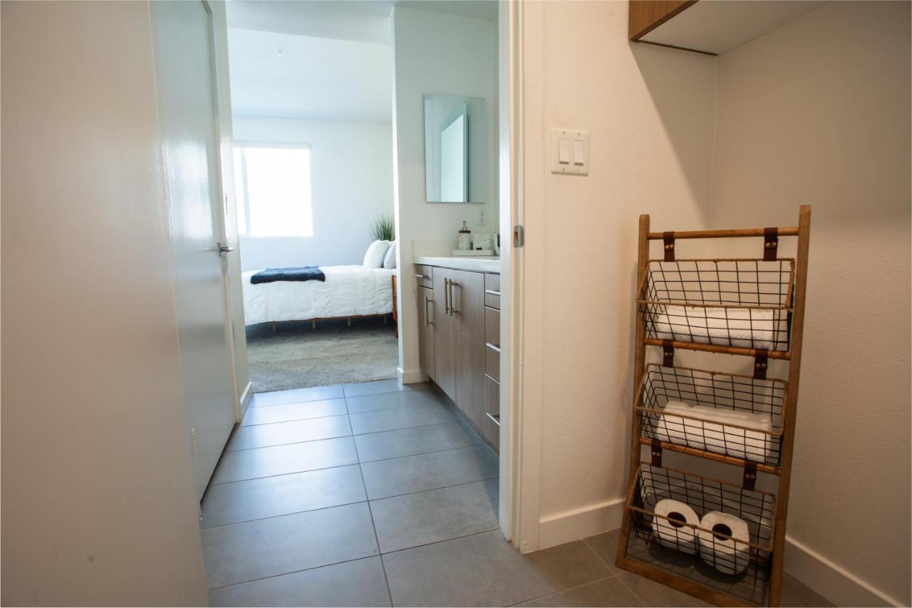 Apartment 2 Bdr W Balcony In Heart Of Hollywood