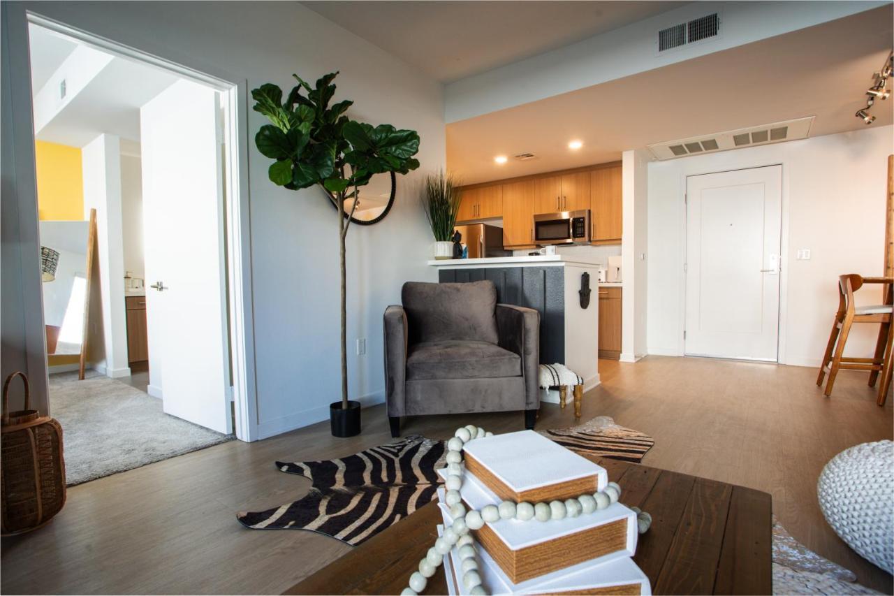 Apartment 2 Bdr W Balcony In Heart Of Hollywood Los Angeles