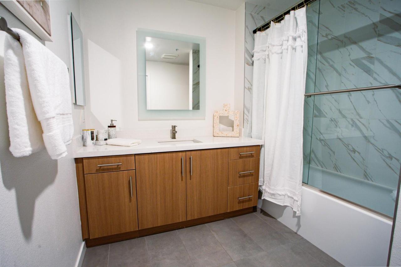 2 Bdr W Balcony In Heart Of Hollywood Apartment Los Angeles