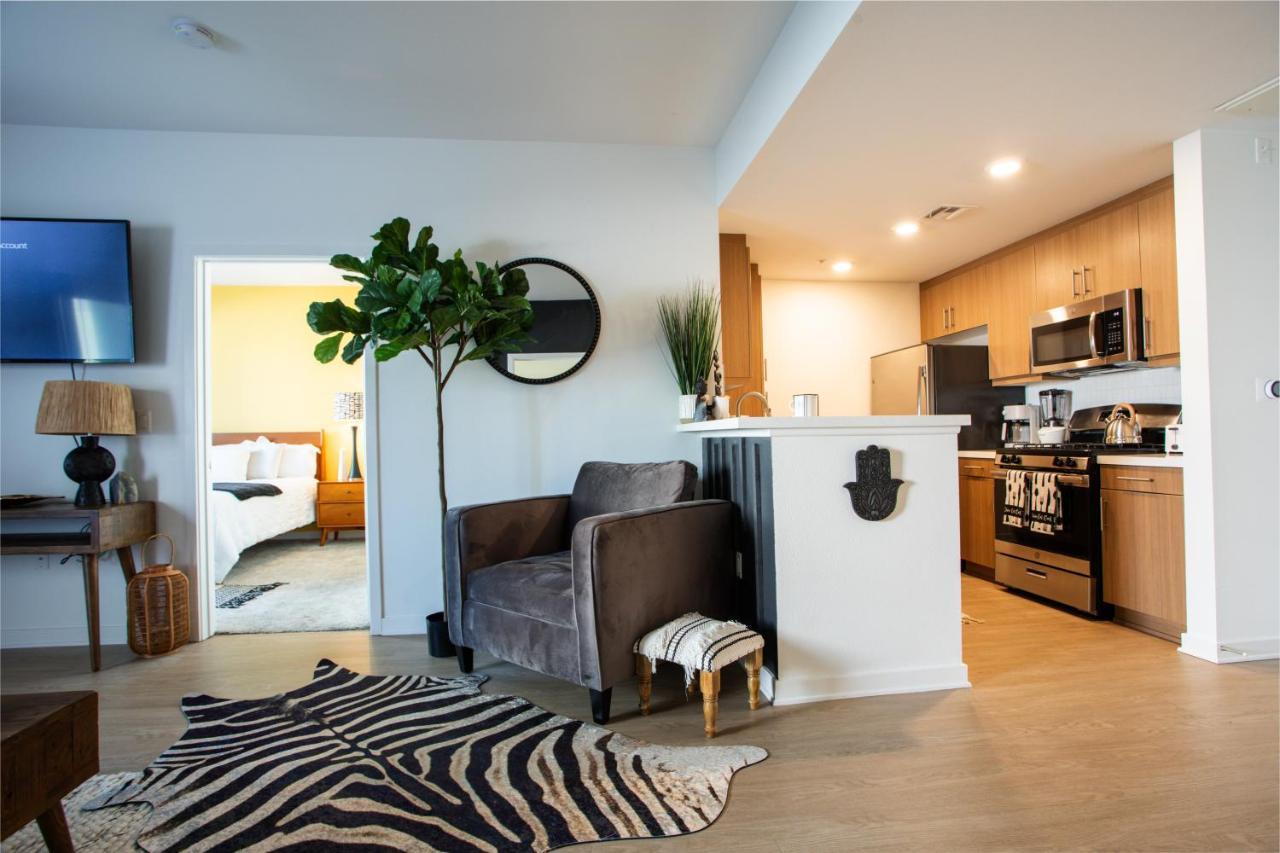 2 Bdr W Balcony In Heart Of Hollywood Apartment Los Angeles