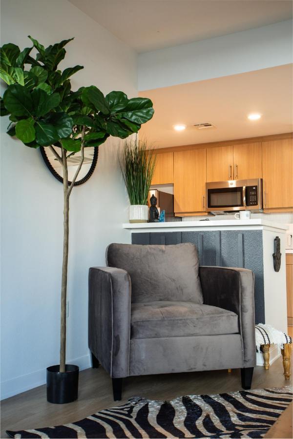 2 Bdr W Balcony In Heart Of Hollywood