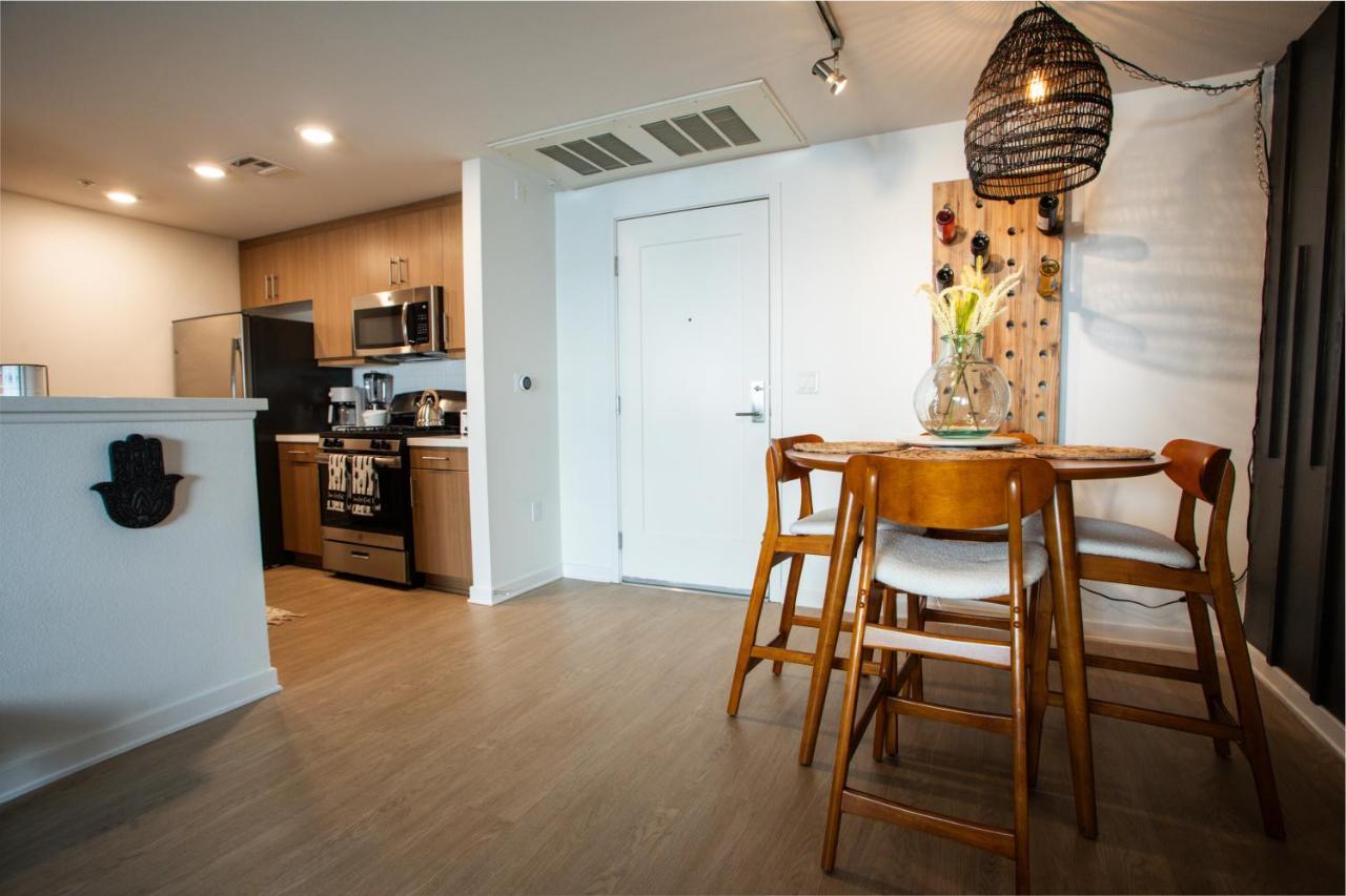 2 Bdr W Balcony In Heart Of Hollywood Apartment Los Angeles