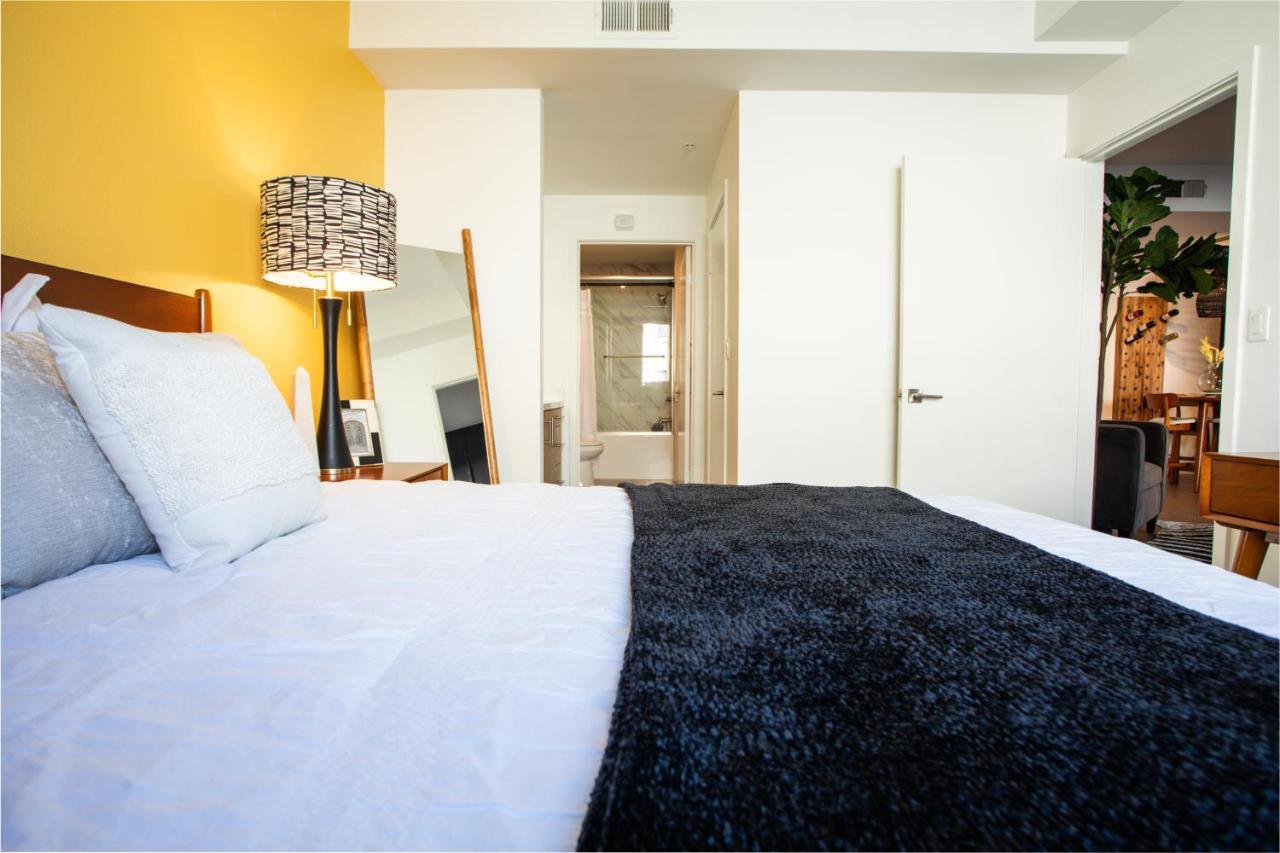 2 Bdr W Balcony In Heart Of Hollywood Apartment