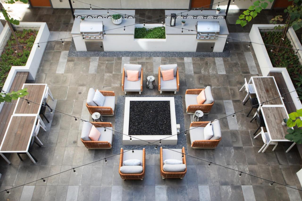 2 Bdr W Balcony In Heart Of Hollywood Apartment