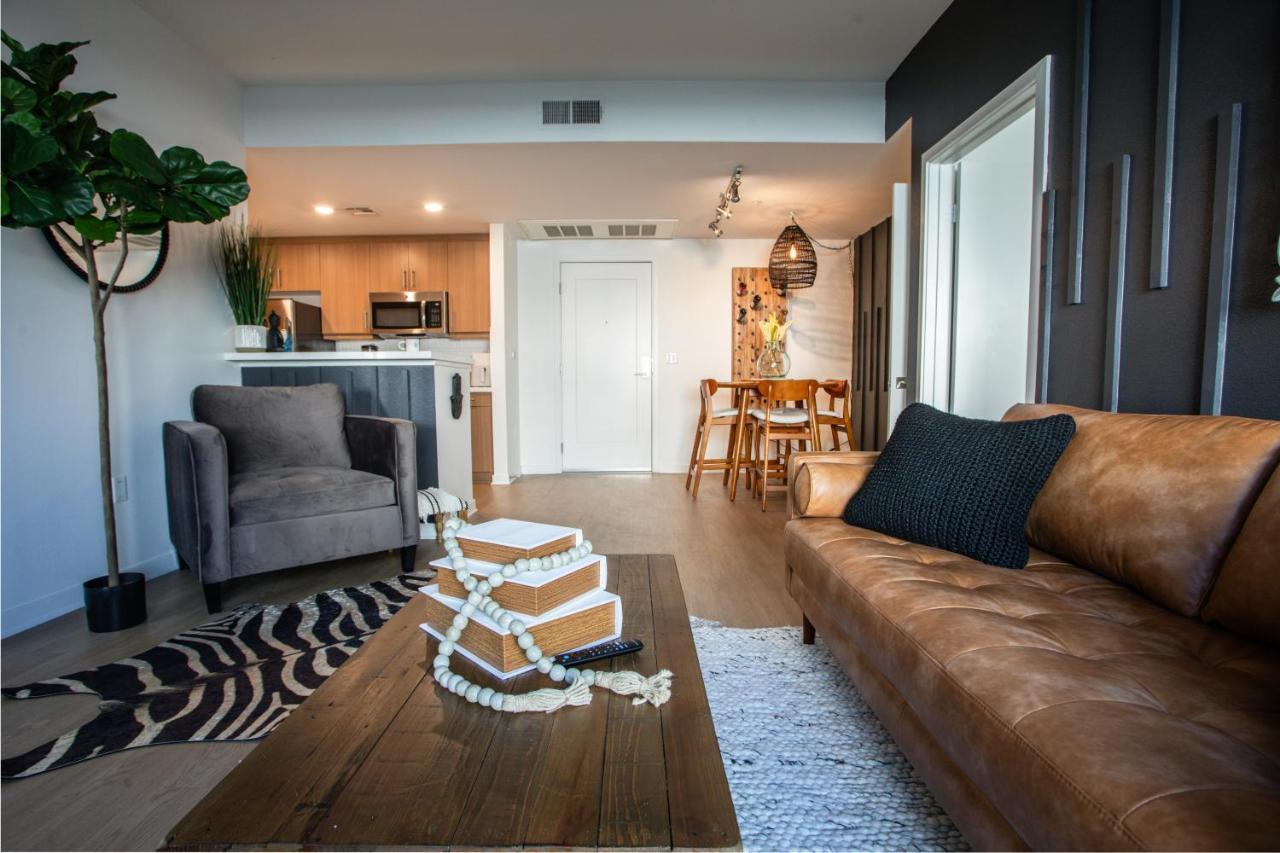 Apartment 2 Bdr W Balcony In Heart Of Hollywood *