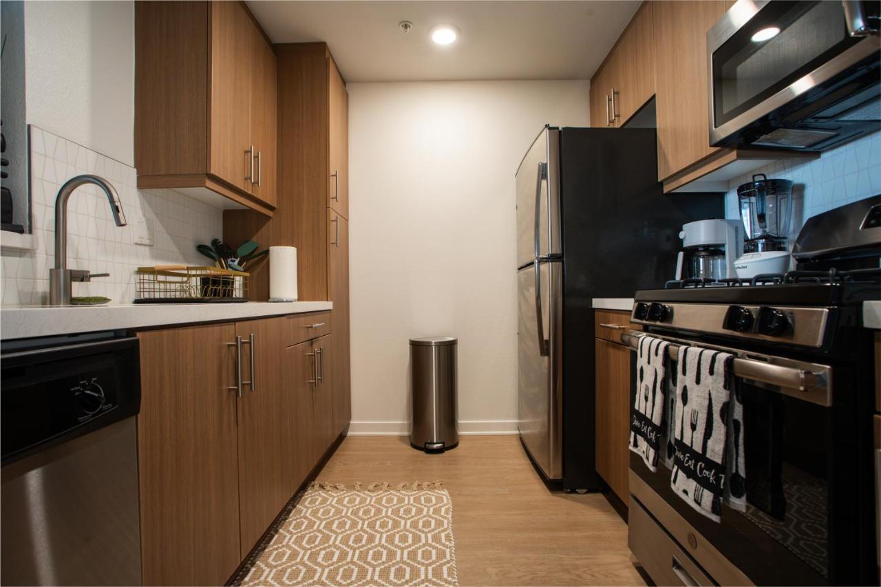 Apartment 2 Bdr W Balcony In Heart Of Hollywood