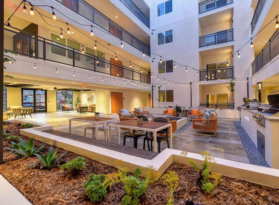 2 Bdr W Balcony In Heart Of Hollywood * Los Angeles