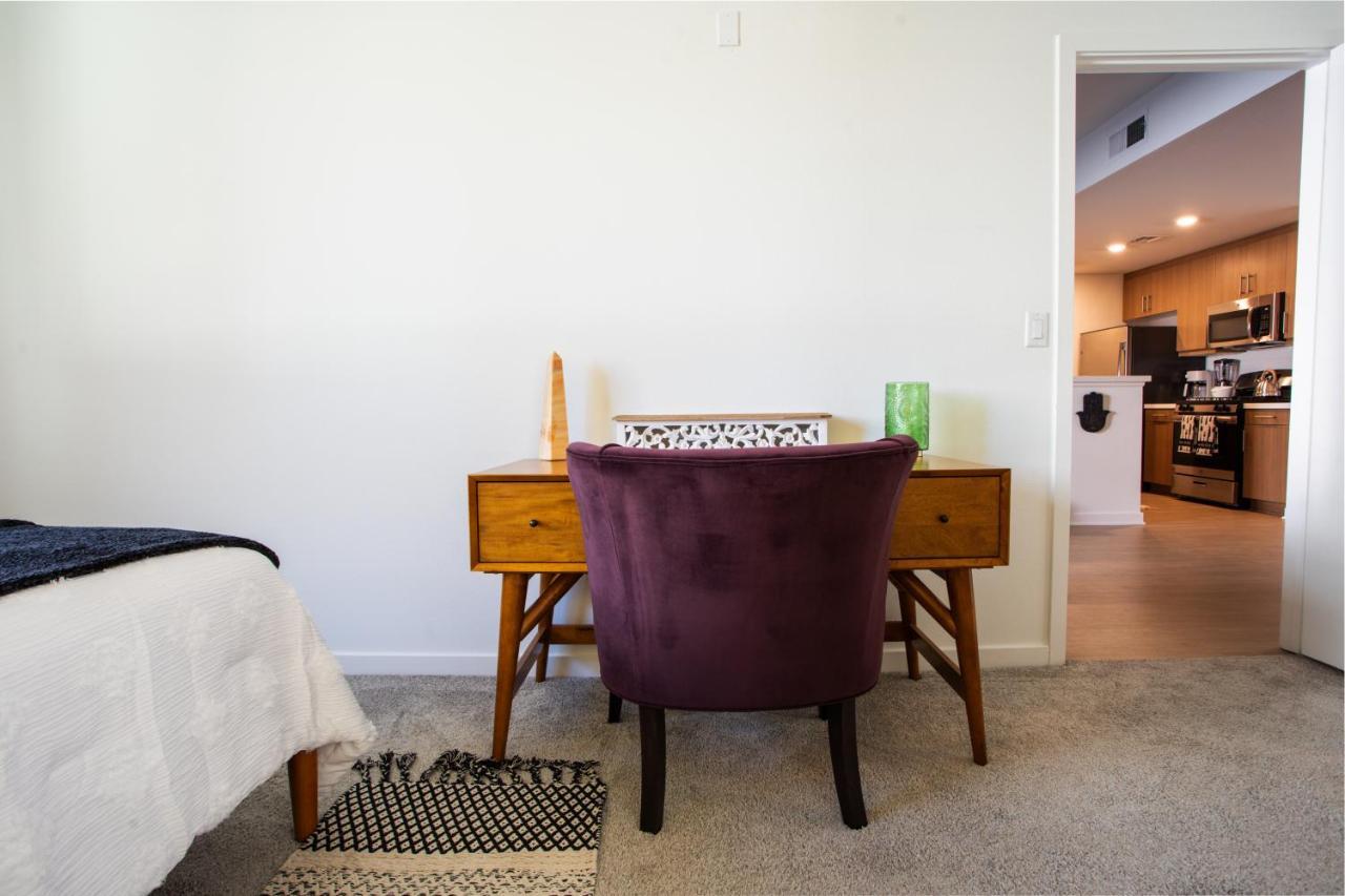 2 Bdr W Balcony In Heart Of Hollywood *