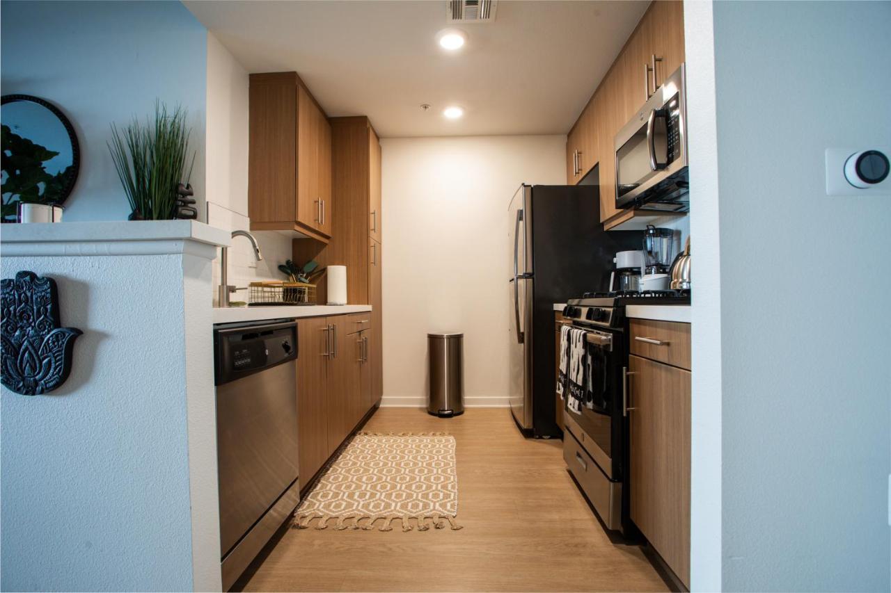 Apartment 2 Bdr W Balcony In Heart Of Hollywood *