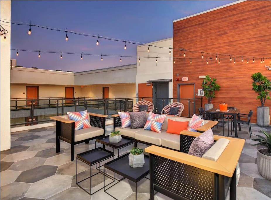 Apartment 2 Bdr W Balcony In Heart Of Hollywood *