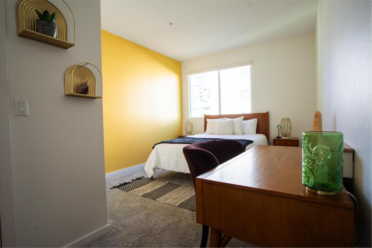 Apartment 2 Bdr W Balcony In Heart Of Hollywood *