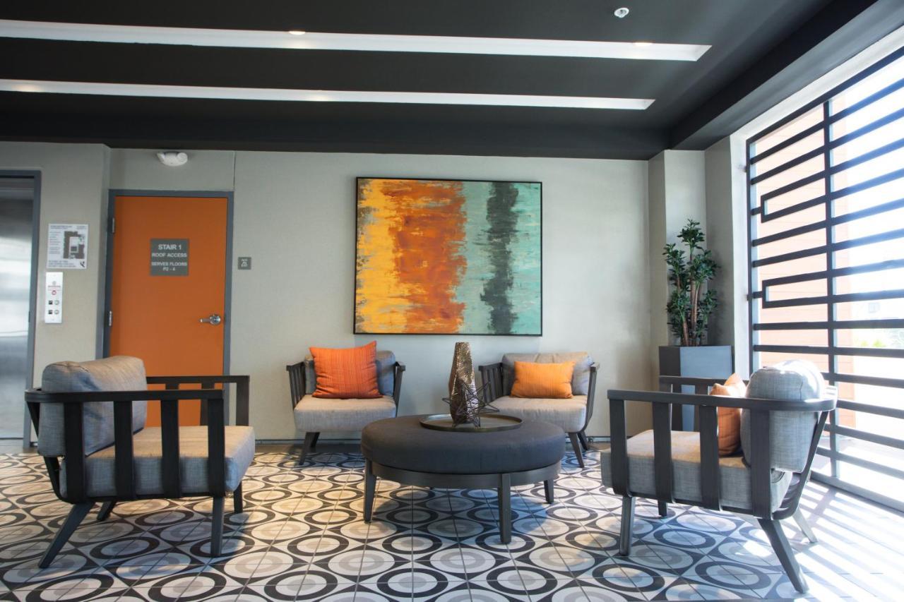 2 Bdr W Balcony In Heart Of Hollywood