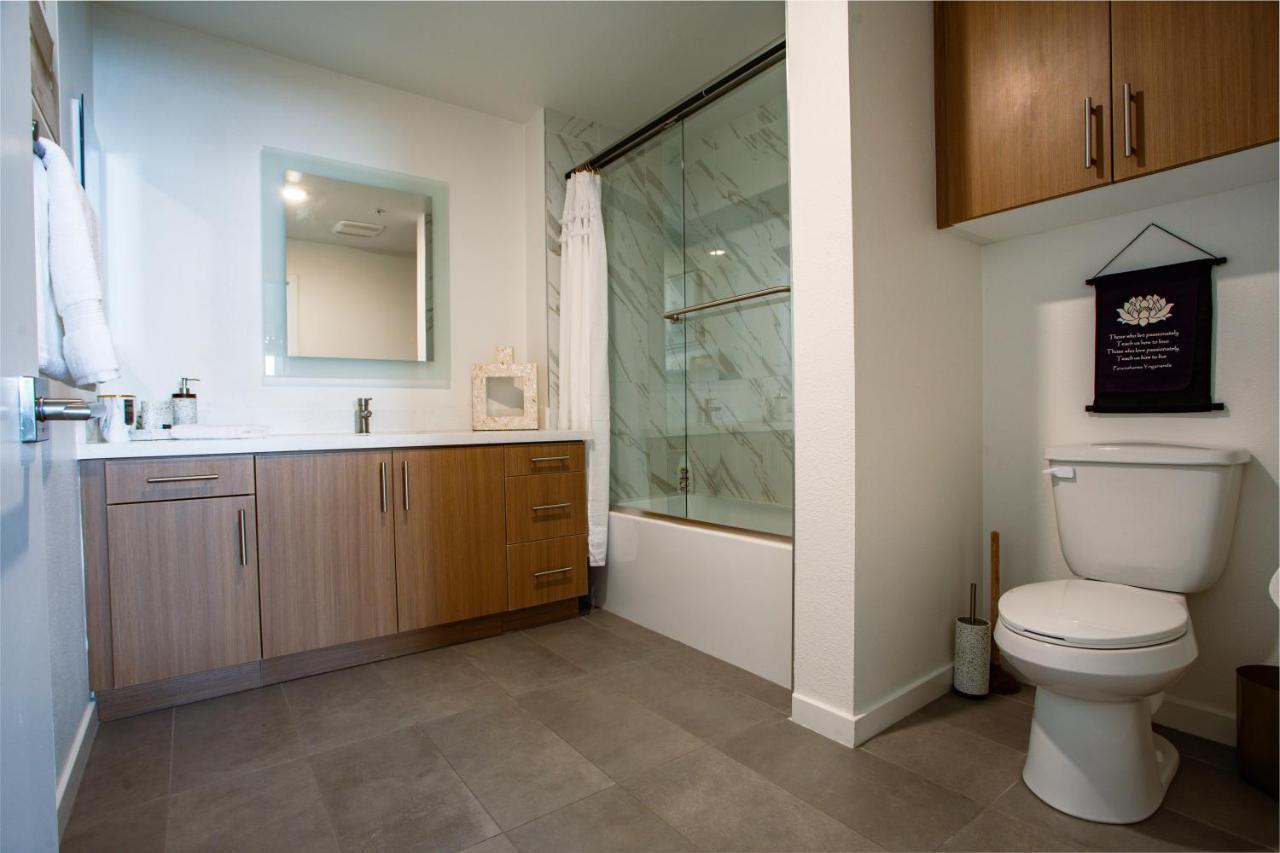2 Bdr W Balcony In Heart Of Hollywood *