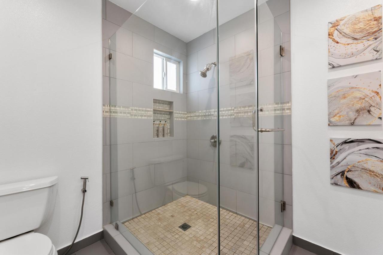 Miracle Mile Chic 1 Bedroom Parking Unit 2 *