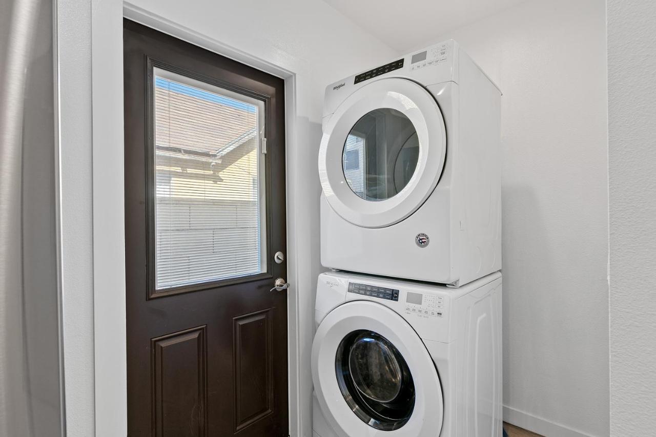 Miracle Mile Chic 1 Bedroom Parking Unit 2 Bed & Breakfast