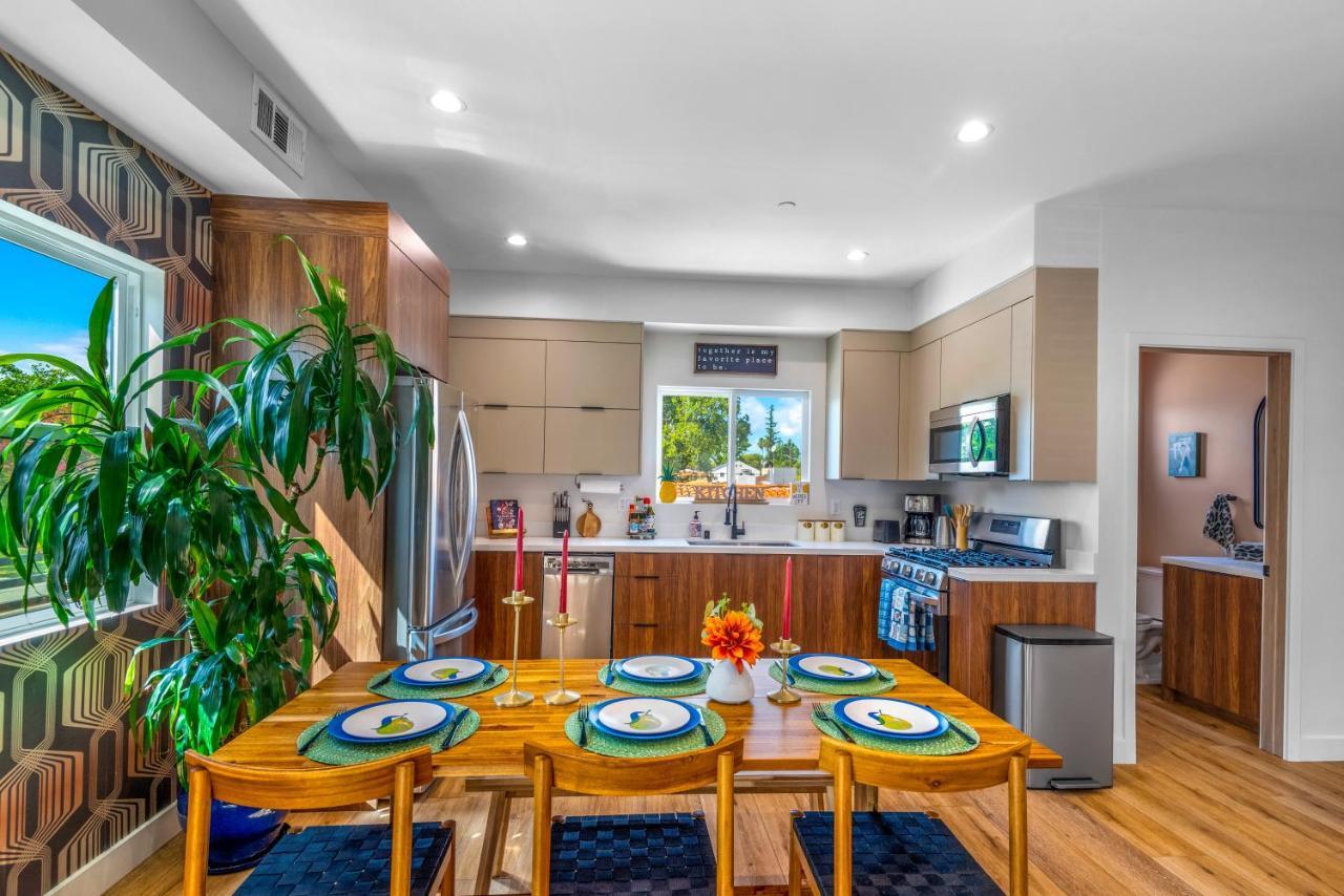 Stylish Sherman Oaks Townhouse 3bed + 3.5bath Master Apartment