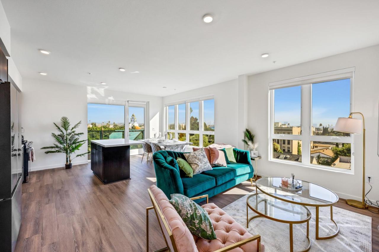 One Lux Hollywood View La Los Angeles