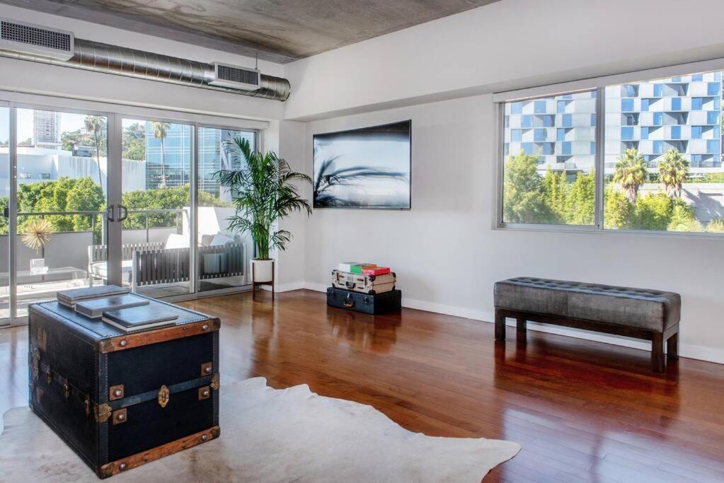 The Sunset Blvd Luxury High-rise, 180 Views Apartment *