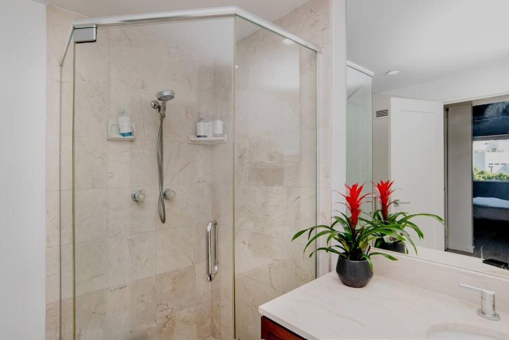 The Sunset Blvd Luxury High-rise, 180 Views Apartment