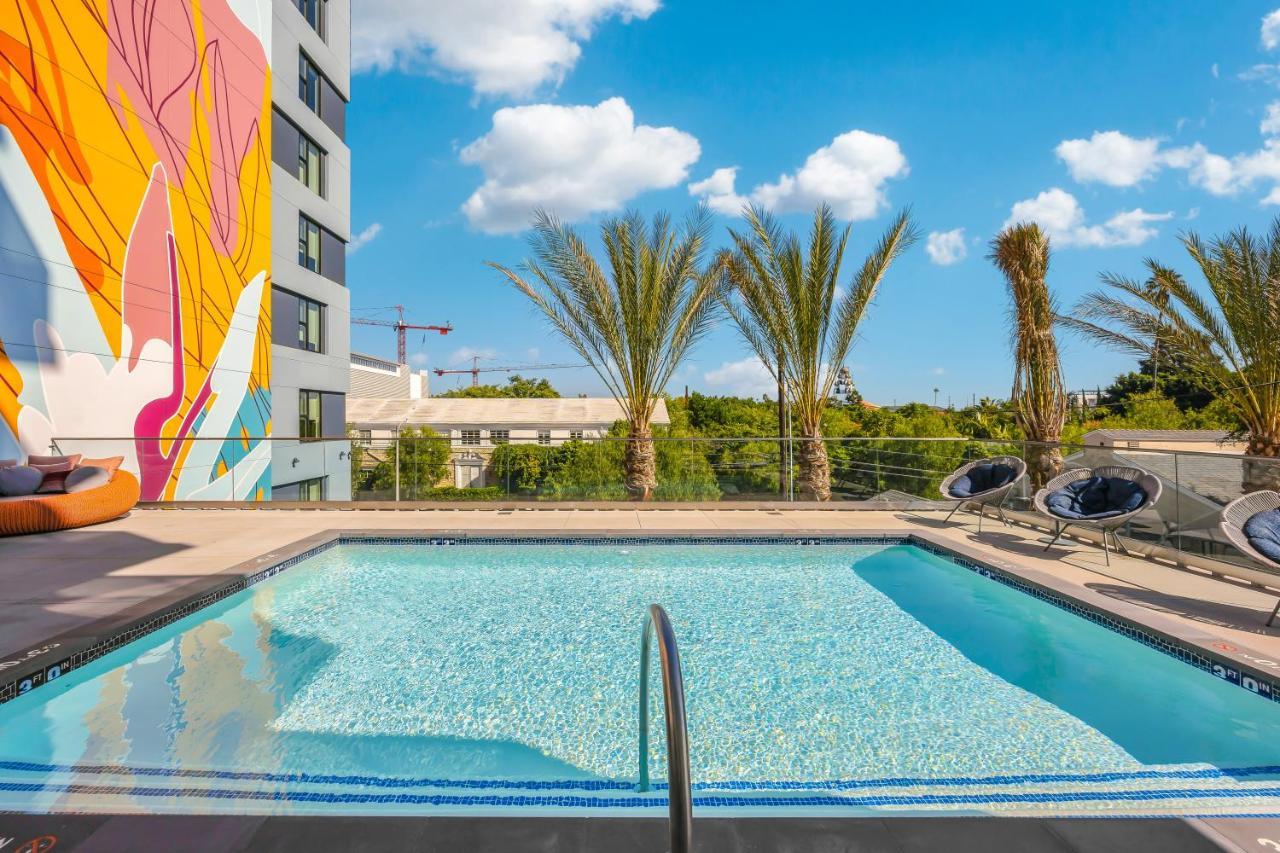 One Lux Hollywood View La *