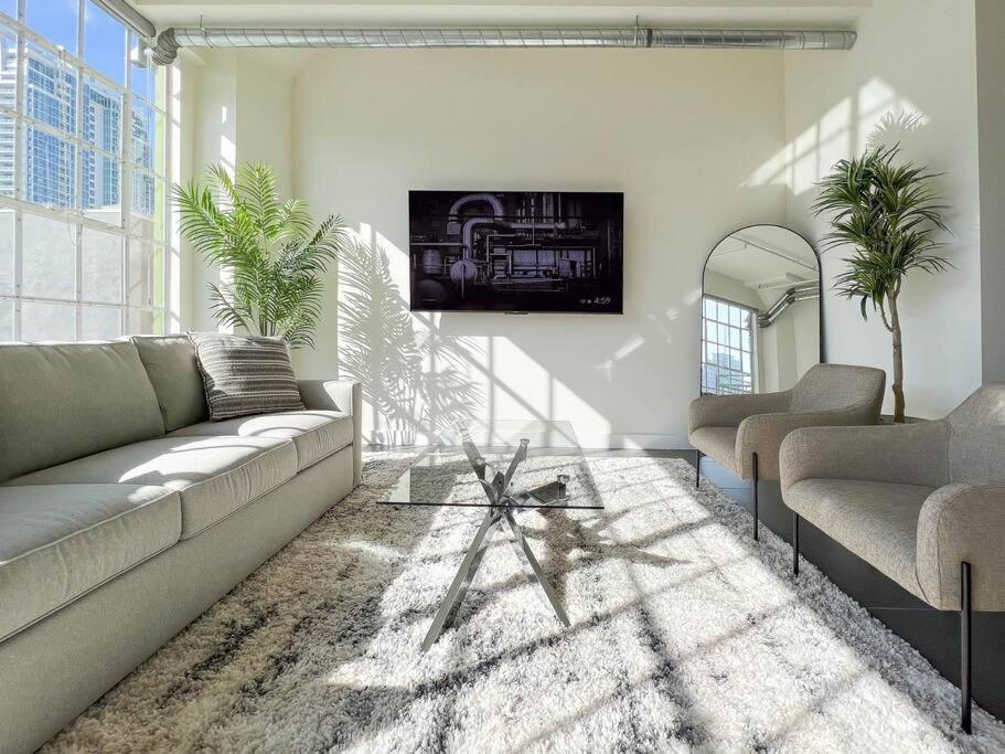 Modern Loft In Dtla - Rooftop Pool & Free Parking!