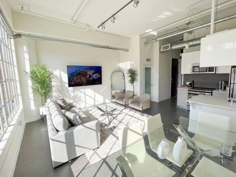Modern Loft In Dtla - Rooftop Pool & Free Parking! Apartment