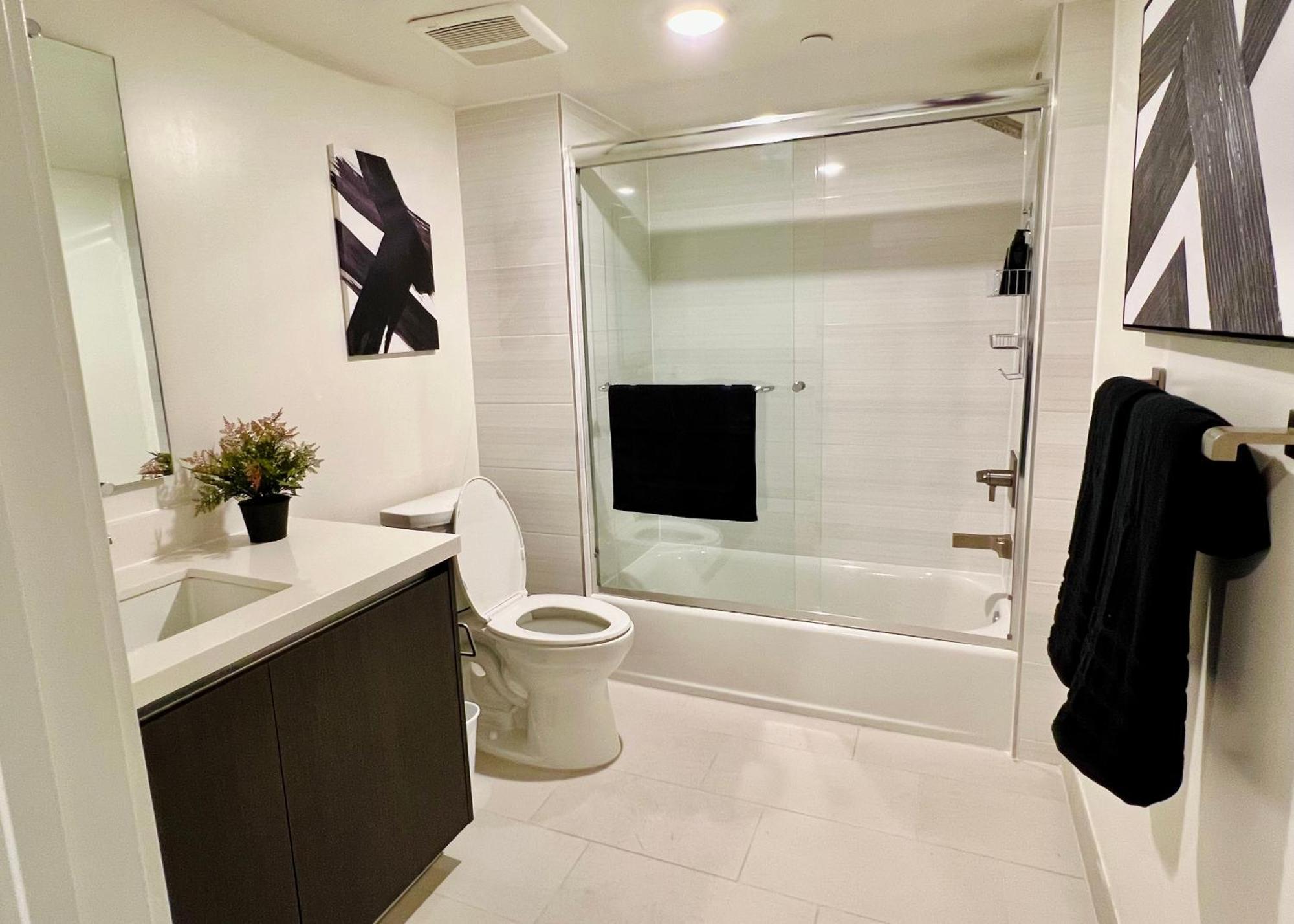 Century Chic 4 Sleep Free Parking 402 *