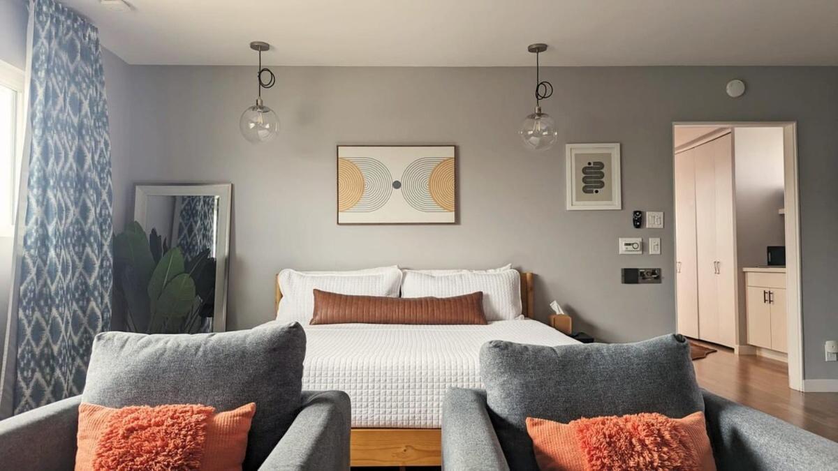 La Huge Mid Century Patio Lax Apartment *
