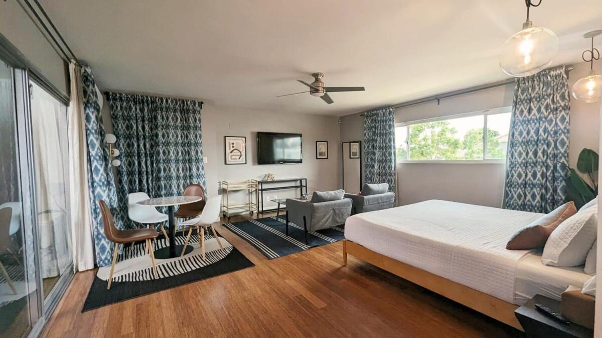 La Huge Mid Century Patio Lax Apartment Los Angeles