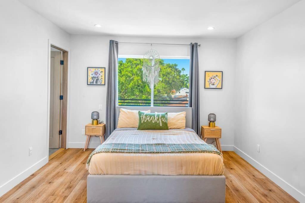 Casa de férias Luxurious Townhome W/3 Master Gated Parking