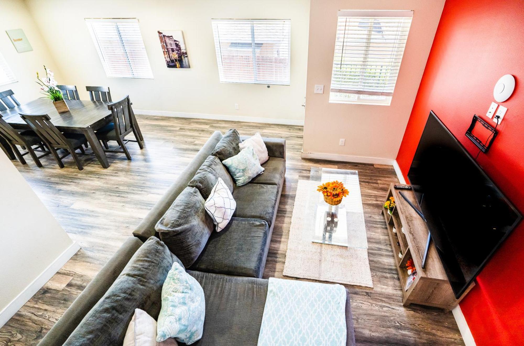 Large 2 Levles 5 Bedroom With 3 Bathroom And 2 Parking Apartment *