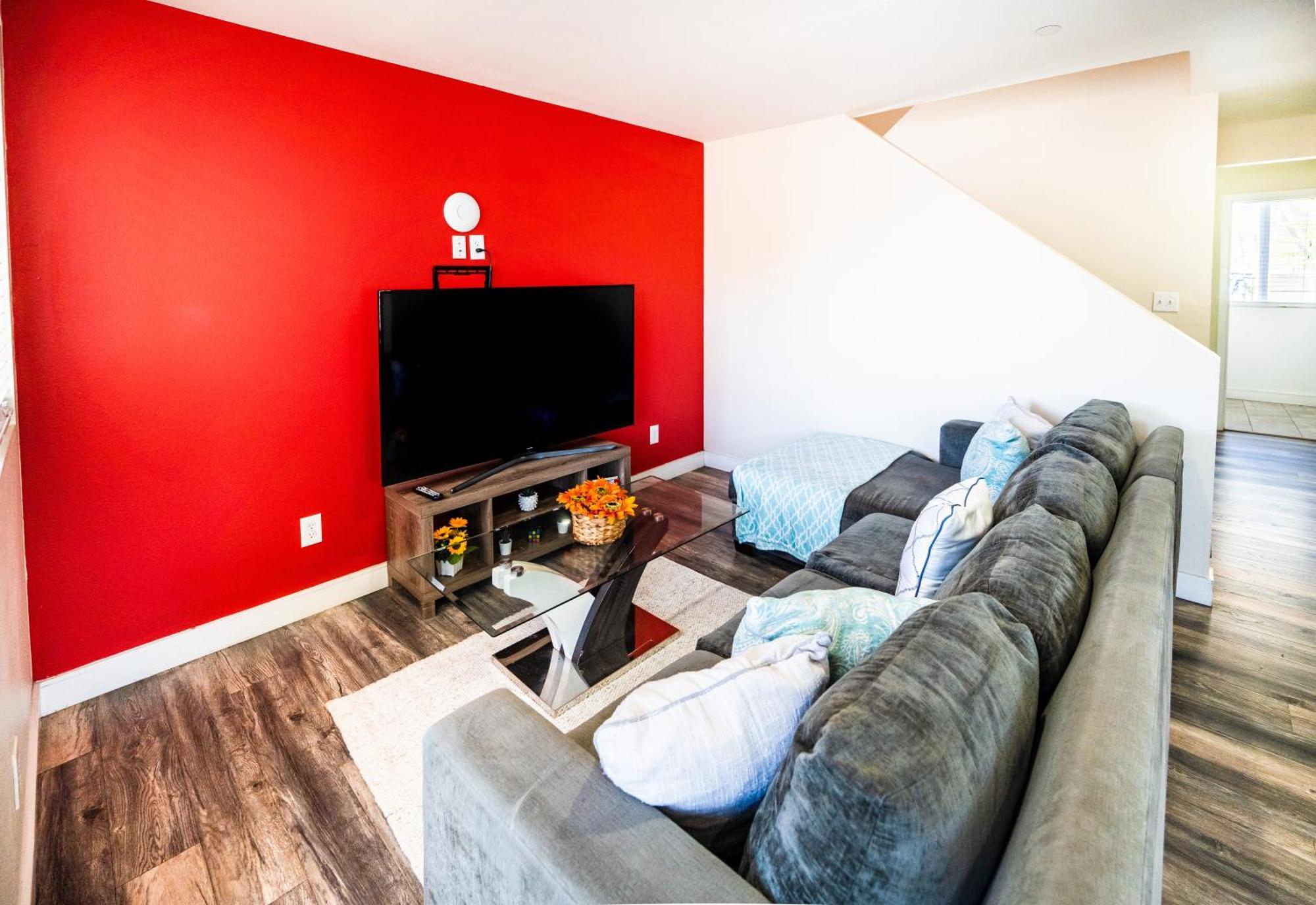 Large 2 Levles 5 Bedroom With 3 Bathroom And 2 Parking Apartment