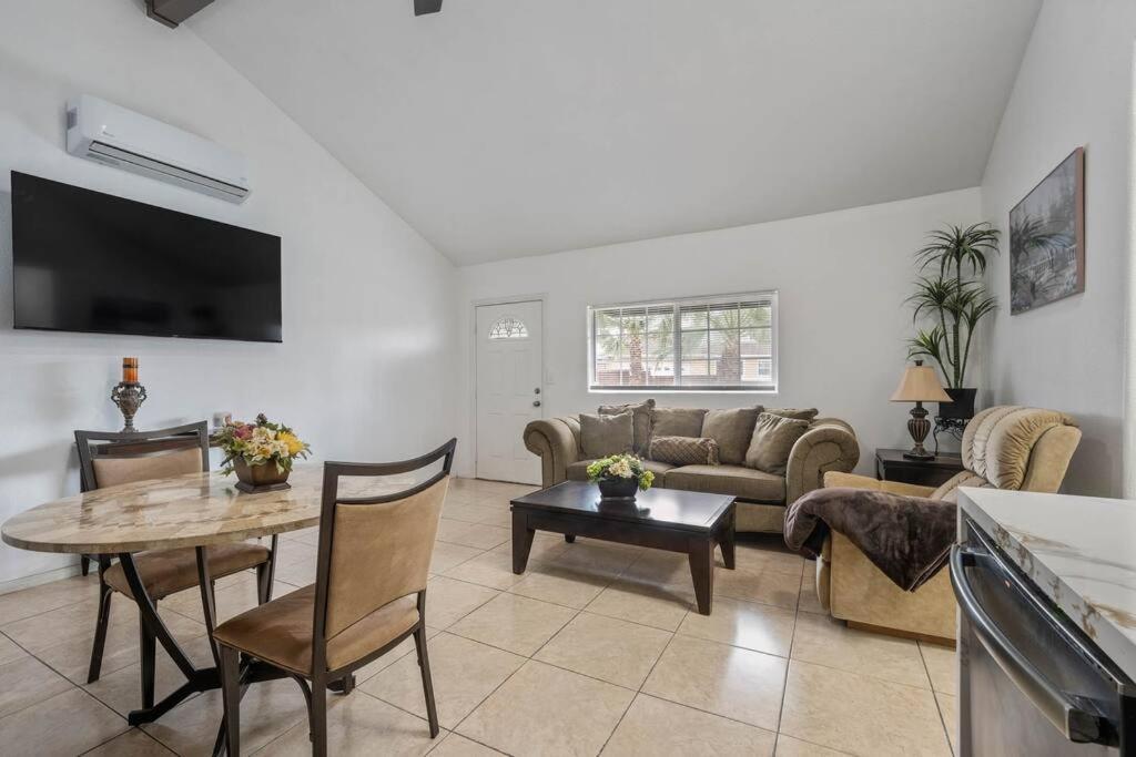 ৎ୭bright & Gorgeous Canoga Park Guesthouseৎ୭ Los Angeles