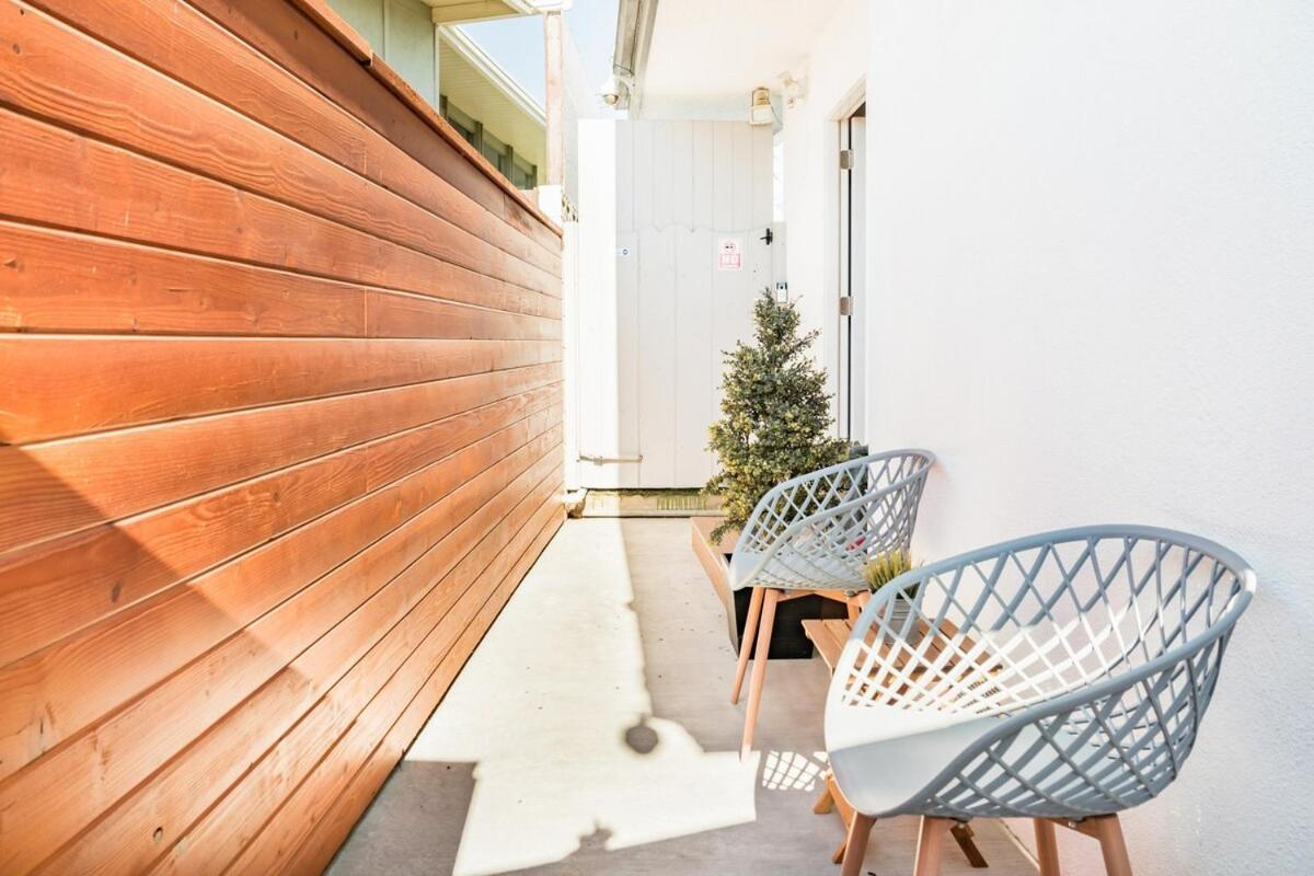 La Huge Mid Century Patio Lax *