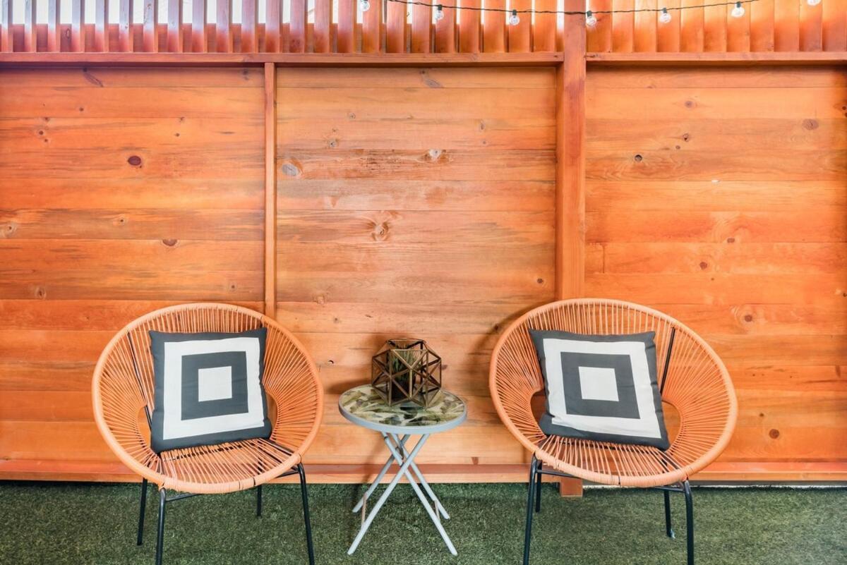 La Huge Mid Century Patio Lax Apartment *