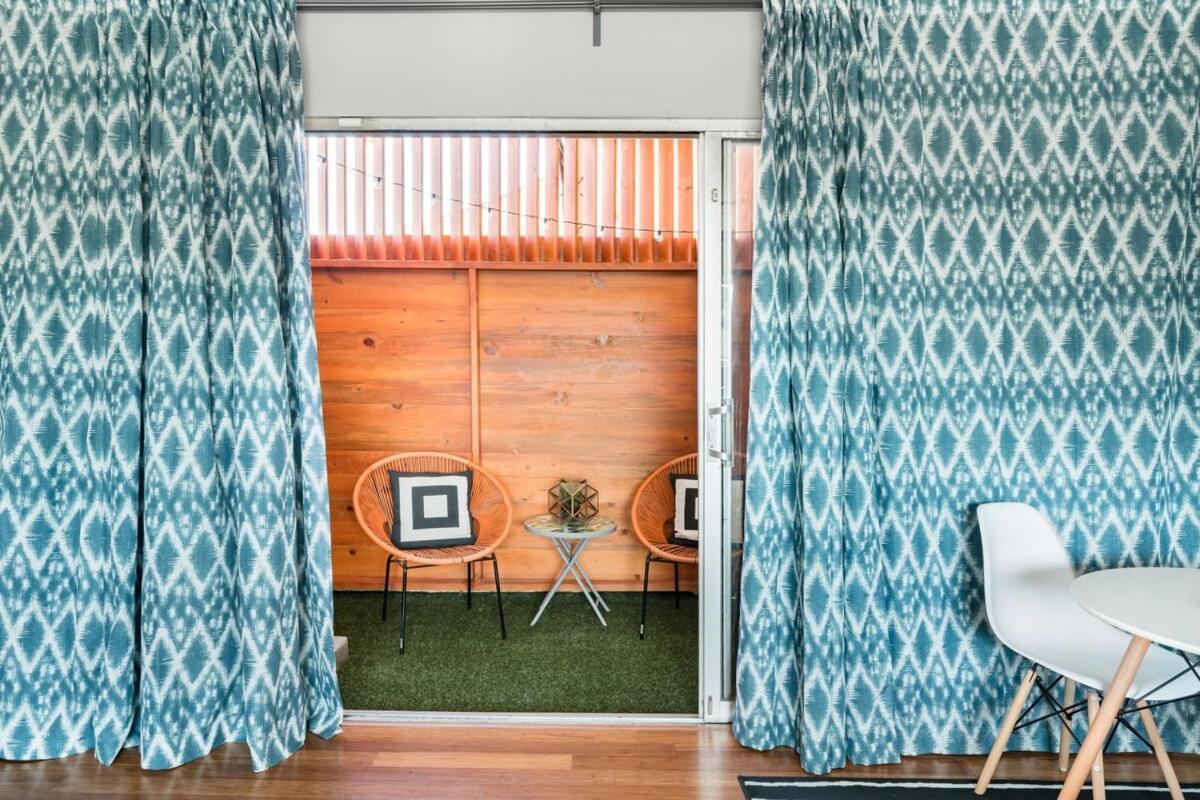 La Huge Mid Century Patio Lax *