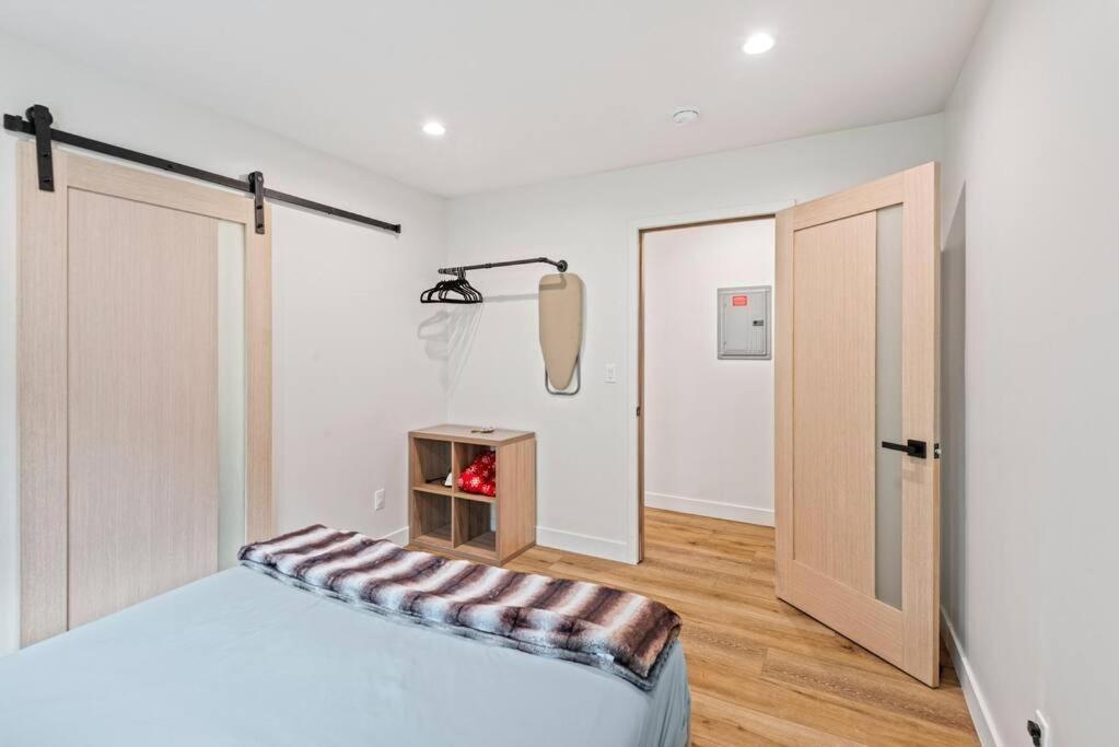 Luxurious Townhome W/3 Master Gated Parking